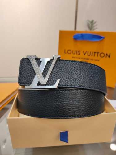 特 L0Uis Vuitt0N Lv 男士专柜品质腰帶 寬度40毫米 配置精钢字母搭扣 扣头可随意搭配 皮质柔软 手感细腻舒适