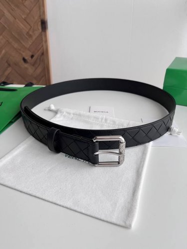 Bv 2026最新款男士编织腰带 纯手工Intreccio大格子编织 意大利原厂小牛皮扁孔设计 搭配微复古银色带格纹滚轮针扣 可活动皮圈 宽度35Mm 颜色: