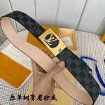 L0Uis Vuitt0N 專櫃最新升級版本 寬度40毫米 精湛工藝定制帆布面料襯托進口树稿磨砂小牛皮底 搭配精鋼字母搭扣 經典百搭款！