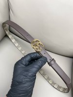 特 Gg 2.0宽度 Marmont系列每一季都会推陈出新，为灵感源于70年代的标志性Gg配件注入现代精髓。这款Gg Supreme帆布窄版腰带反面采用黑色皮革