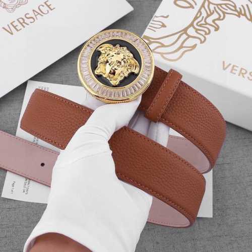 宽度4.0Cm Versace 此款荔枝纹砂底腰带采用柔软牛皮革于意大利精制而成，配有金色圆形腰带扣，饰有带水晶装饰的美杜莎。