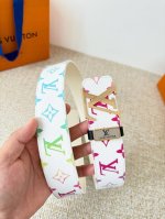 品名： Lv..路易..威登腰带皮带原单 型号：挂扣，经典纯钢材质挂扣，头层牛皮，图片实物拍摄 材料：头层牛皮，挂扣系列，纯钢材质扣头，镀钯电镀工艺永不掉色。原