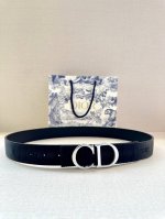 宽度3.5 Cm Dior 迪奥两面腰带款式迷人多样，采用多种材质精心打造，为各式廓形增添点睛之笔，彰显优雅醒目的气质。向迪奥钟爱的细节艺术致敬，彰显非凡的高雅