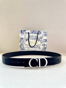 宽度3.5 Cm Dior 迪奥两面腰带款式迷人多样，采用多种材质精心打造，为各式廓形增添点睛之笔，彰显优雅醒目的气质。向迪奥钟爱的细节艺术致敬，彰显非凡的高雅