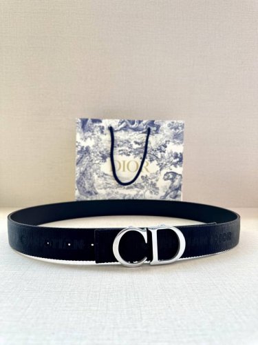 宽度3.5 Cm Dior 迪奥两面腰带款式迷人多样，采用多种材质精心打造，为各式廓形增添点睛之笔，彰显优雅醒目的气质。向迪奥钟爱的细节艺术致敬，彰显非凡的高雅
