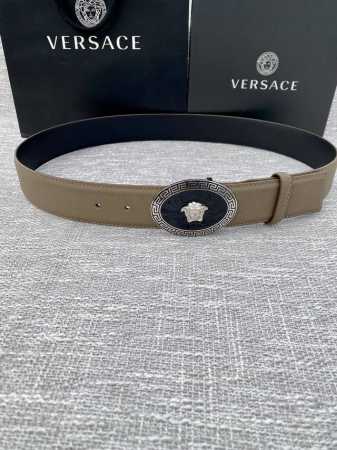 宽度4.0Cm V E R S A C E 范思哲 此款腰带柔软 头层皮饰带搭配一枚椭圆形美杜莎带扣。本季标志性的versace饰件点缀其上，平添魅力 - 点击图像关闭
