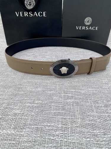 宽度4.0Cm V E R S A C E 范思哲 此款腰带柔软 头层皮饰带搭配一枚椭圆形美杜莎带扣。本季标志性的versace饰件点缀其上，平添魅力