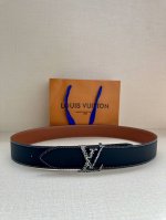 特 4.0宽 本款 Lv Shield 双面腰带出自 秋冬时装秀 字母与 Monogram 花卉，展现西部牛仔的灵感启发。双重缝线穿梭于皮革内外两侧，成就多种造