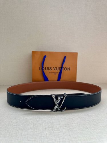 特 4.0宽 本款 Lv Shield 双面腰带出自 秋冬时装秀 字母与 Monogram 花卉，展现西部牛仔的灵感启发。双重缝线穿梭于皮革内外两侧，成就多种造