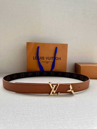特 P190 本款3.0宽 Pretty Lv 双面腰带凝聚路易威登的奇巧匠艺。由 Monogram 花卉取下的部分点缀末端，与 Lv 字母搭扣共同闪烁金属光泽