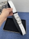 迪奥550 3.5Cm。 这款 Montaigne Avenue 腰带从同名手袋汲取灵感，采用黑色光滑 牛皮革精心制作，质感柔软，设计优雅，饰以富有光泽的新款金
