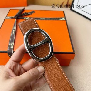 特 品牌：爱玛士新款进口3. 8平滑双面头层小牛皮，手感细腻柔软。搭配纯钢平滑精品钢扣，男士必备！宽度： 3. 8Cm平滑钢扣头层牛皮皮带