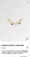 Lv钥匙扣 官网M01188 包包挂饰 Spring Street Chain 包饰将 Monogram 花卉和 Lv 字母等经典元素化为袖珍挂饰，在淡雅色彩和
