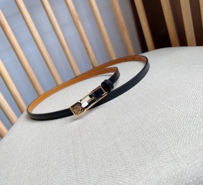 特 Loewe 罗意威 专柜最新同款腰带 选用光滑牛皮革窄款腰带 配有anagram挂锁针扣 卓越的工艺 个性的造型 精美的材质 宽:1.0Cm