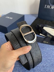 这款 35 毫米双面腰带结合典雅气质与摩登风范。 配一面采用黑色 Dior Gravity 印花效果皮革，以牛皮革融合压花工艺，演绎经典的 Oblique 印花