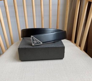 特 Prada 普拉达 专柜最新款 这款腰带饰有一枚三角形金属徽标 宛若点睛之笔 勾勒精致细节 是prada男士成衣系列的理想配饰 宽4.0
