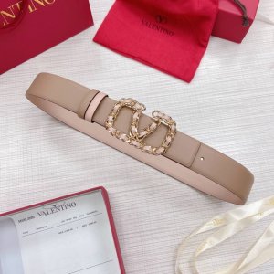 配送专柜全套包装 等级：专柜同步.原版包装.代购级别 材料：Valentino 此款采用进口原版皮搭配纯铜经典V字扣 多色可选 双面用设计 时尚潮流 专柜宽度：