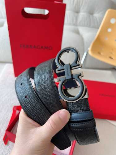 新款 菲拉格慕 Ferragamo皮带搭配Gancio扣饰，醒目出众。该扣饰采用双层结构设计，为经典扣饰设计增添一丝前卫的现代气息。皮带双色牛皮增添独到细节，塑