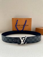 Lv Tag 双面腰带采用 Monogram 帆布和素净牛皮革 结合细致边染工艺 实现更多造型可能 金属 Lv 搭扣的标签细节再添前卫格调