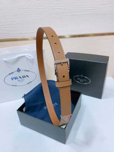 Prada 精致的腰带突显进口牛皮质感面料的优雅气质 饰以时尚的金色调金属搭扣和标志性的三角形徽标 腰带采用品牌标志性的Saffiano皮革打造 采用现代时尚潮