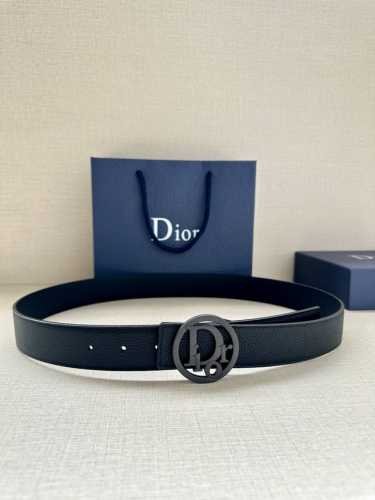 宽度3.5Cm 这款白金色饰面黄铜腰带扣采用“Cd”标志点缀，镌刻有 Dior Oblique 图案，经典元素呈现本季全新风采。设计精巧，可与各式 35 毫米腰
