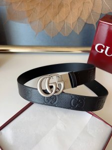 每一季，品牌典藏设计中的标志性元素都会吐故纳新，为经典注入新意。这款皮革腰带。圆形互扣式双G配件赋予这款配饰以独特魅力。 隐藏 详细信息 钯金色调配件 圆形互扣