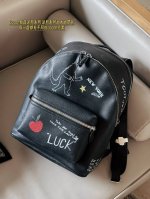 无盒 Size：32*38Cm C家 双肩包 新品涂鸦系列 涂鸦双肩包双拉链， 有一层单独放电脑哦！ 最经典实用的一款男士双肩包 强烈推荐 搜索Coach 双肩