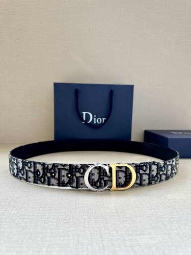 宽度3.5Cm Dior 这款腰带扣采用“Cd”标志造型，以不锈钢金属精心打造。可与各式 35 毫米腰带搭配，提升格调，打造优雅精致的造型。