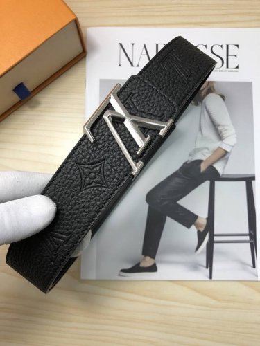 特 ：配送专柜全套礼盒包装。 Lv：原单双面头层牛皮牛皮带身.此款以天然小牛皮搭配路易威登特色设计元素的小牛皮材质，饰有路易威登标志性的monogram压纹。专