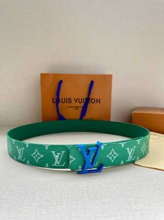 特 Lv Initiales 4.0宽双面腰带是 年春夏男装系列的配饰。Taga 皮革触感柔软，与另一面的Monogram 帆布碰撞色彩。同色 Lv 字母以抛光 - 点击图像关闭