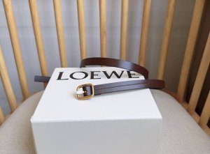 Loewe 罗意威 专柜最新同款腰带 选用植鞣经典牛皮革柔软腰带 镌刻金属Loewe针扣五孔调节 卓越的工艺 个性的造型 精美的材质 宽:1.5