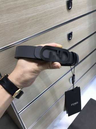 特P200 配送专柜包装 打孔针 新款 Fd 宽30Mm 标志造型皮带，双F 双层F挂式带扣，双面原版进口小牛皮黑灰搭配，支持Nfc 芯片 ，镀金表面金属制品， - 点击图像关闭