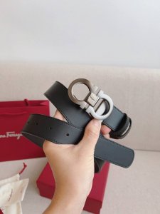 菲拉格慕 Ferragamo焕新演绎经典系列，永不过时。以现代风格重新诠释衣橱中不可或缺的经典配饰。呈现一丝时髦气息。皮带采用新颖工艺设计，长度可调节，实现量身