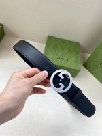 特 宽度4.0Cm Gucci古驰爱的进行曲全新时装系列精选品牌典藏元素，以几何造型焕新演绎互扣式双G原版钢扣标识，呈现多款别致单品。历久弥新的设计元素与本次时