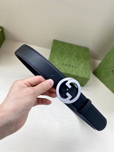 特 宽度4.0Cm Gucci古驰爱的进行曲全新时装系列精选品牌典藏元素，以几何造型焕新演绎互扣式双G原版钢扣标识，呈现多款别致单品。历久弥新的设计元素与本次时