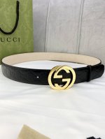 宽度4.0 Gucci互扣式双g带钢扣腰带，采用光滑原版小牛皮热压印技术的gucci Signature皮革精制而成，触感厚实，印花图案清晰分明。