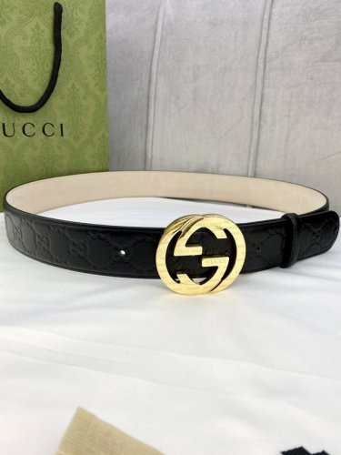 宽度4.0 Gucci互扣式双g带钢扣腰带，采用光滑原版小牛皮热压印技术的gucci Signature皮革精制而成，触感厚实，印花图案清晰分明。