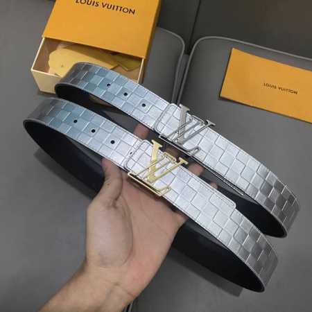 L0Uis Vuitt0N 今季新品 男士原單腰帶 寬度40毫米 雙面進口頭層小牛皮壓花品牌Logo設計 搭配經典鏤空五金 可雙面佩戴 適合沈穩低調的男士使用 - 点击图像关闭