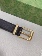 各式基础款配饰惊艳亮相Gucci 2024早秋系列，缔就实用性与时尚感兼济的百搭单品。这款腰带选用黑色皮革匠心打造，巧妙融入长方形银色调腰带扣和Gucci刻花腰
