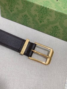 各式基础款配饰惊艳亮相Gucci 2024早秋系列，缔就实用性与时尚感兼济的百搭单品。这款腰带选用黑色皮革匠心打造，巧妙融入长方形银色调腰带扣和Gucci刻花腰
