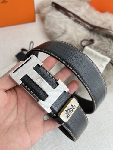 品名： 爱玛仕.Hermes腰带 皮带 原单 型号：挂扣，经典纯钢材质扣头，双面头层牛皮，图片实物拍摄 材料：双面头层牛皮，挂扣系列，纯钢材质扣头，钯镀电镀工艺