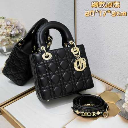 四格羊皮黑金 My Lady 字母系列羊皮金扣 每个女人一生中一定要有一个戴妃包 Lady 不同尺Size也都各有千秋 气质优雅的戴妃包加上了可爱的徽章元素 突 - 点击图像关闭