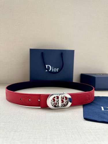 特 Dior 这款 35毫米双面腰带结合典雅气质与摩登风范。一面则采用迪奥灰粒面牛皮革，另一面则采用同色调压花 Cd Icon 标志。长度可调节，可搭配各式 3