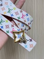特 当季新款，3.0Mm，白彩 另一面进口树高底，做工精细，时尚，美观大方。搭配精品扣。