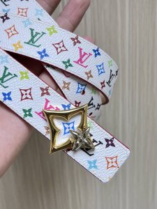 特 当季新款，3.0Mm，白彩 另一面进口树高底，做工精细，时尚，美观大方。搭配精品扣。