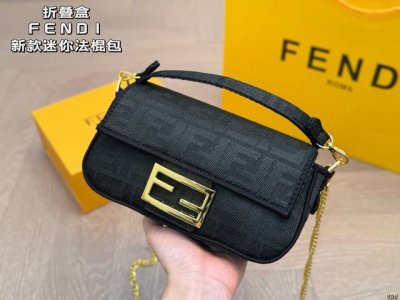 折叠盒 Fendi 芬迪新款法棍包 经典走线包边，简约的包型， 肩带和手柄都以拆卸～ 包身自重轻，空间十足 背上它就是行走的时髦精 尺寸19 11