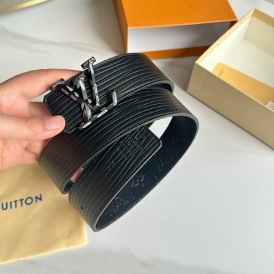 L0Uis Vuitt0N 專櫃最新升級版本 寬度40毫米 全新訂製雙面進口小牛皮 一面壓花 一面水波紋 配置新型字母搭扣 雙面用 滿足不同需求 經典百搭款！