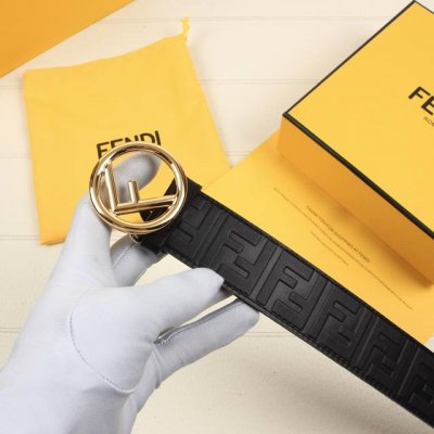 特 P180 Fendi 宽38Mm 标志造型宽皮带，进口原版小牛皮制成。印有浮雕黑Ff 图案，镀金表面金属制品，品质保证。