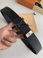 品名 Lv..路易..威登原单 型号 挂扣 可双面使用 经典钢扣 图片实物拍摄 材料 头层牛皮 挂扣系列 纯钢质扣头 钯镀电镀工艺永不掉色 带身可双面使用 双面