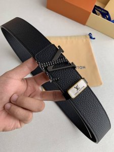 品名 Lv..路易..威登原单 型号 挂扣 可双面使用 经典钢扣 图片实物拍摄 材料 头层牛皮 挂扣系列 纯钢质扣头 钯镀电镀工艺永不掉色 带身可双面使用 双面